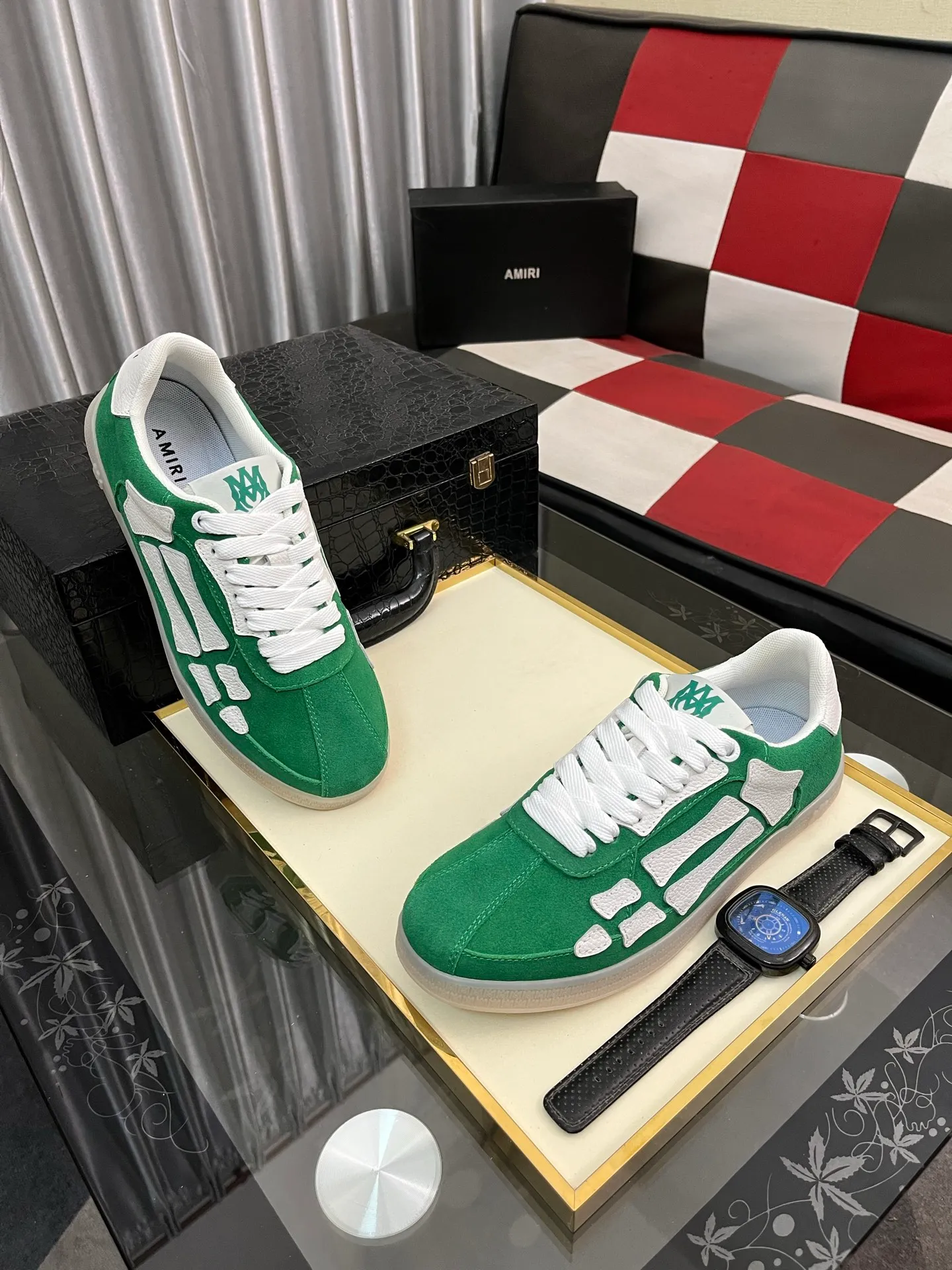 Men's shoes 💰420⌚️⌚️《AMIR*》New men's low-top casual sports sneakers bone shoes, another pair of irresistible bone shoes. Bone shoes are one of AMIRI's most popular items. They use first-layer cowhide uppers. The side bones are made of two cowhide laminations. They have a three-dimensional feel. The leather incisions are all oil-edged. Contrasting color design. Simple style. Fashionable sports. Customized metal LOGO nameplate to embellish shoelaces. Exclusive control of top version. Supports comparison. Breathable mesh lining Original rubber outsole A must-have item for daily leisure Suitable for various occasions Check it out if you are looking for high quality Super cool uppers Size: 38-445️⃣ Colors available